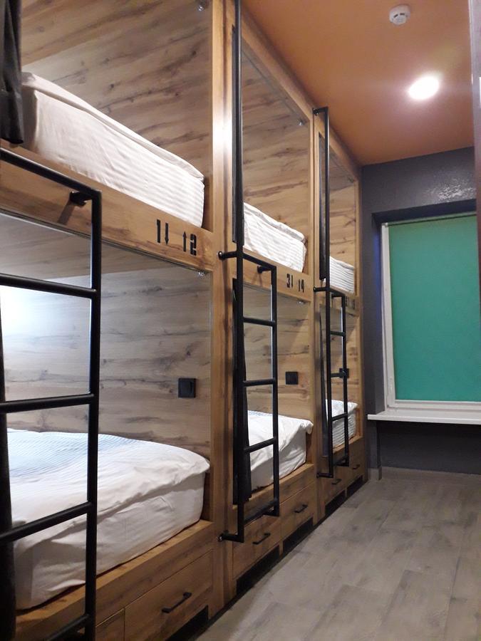 Full House Capsule Hostel Rivne Exteriör bild