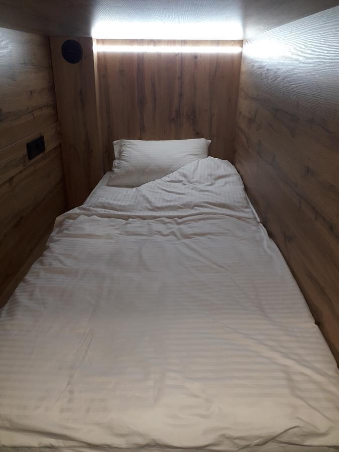 Full House Capsule Hostel Rivne Exteriör bild A futon