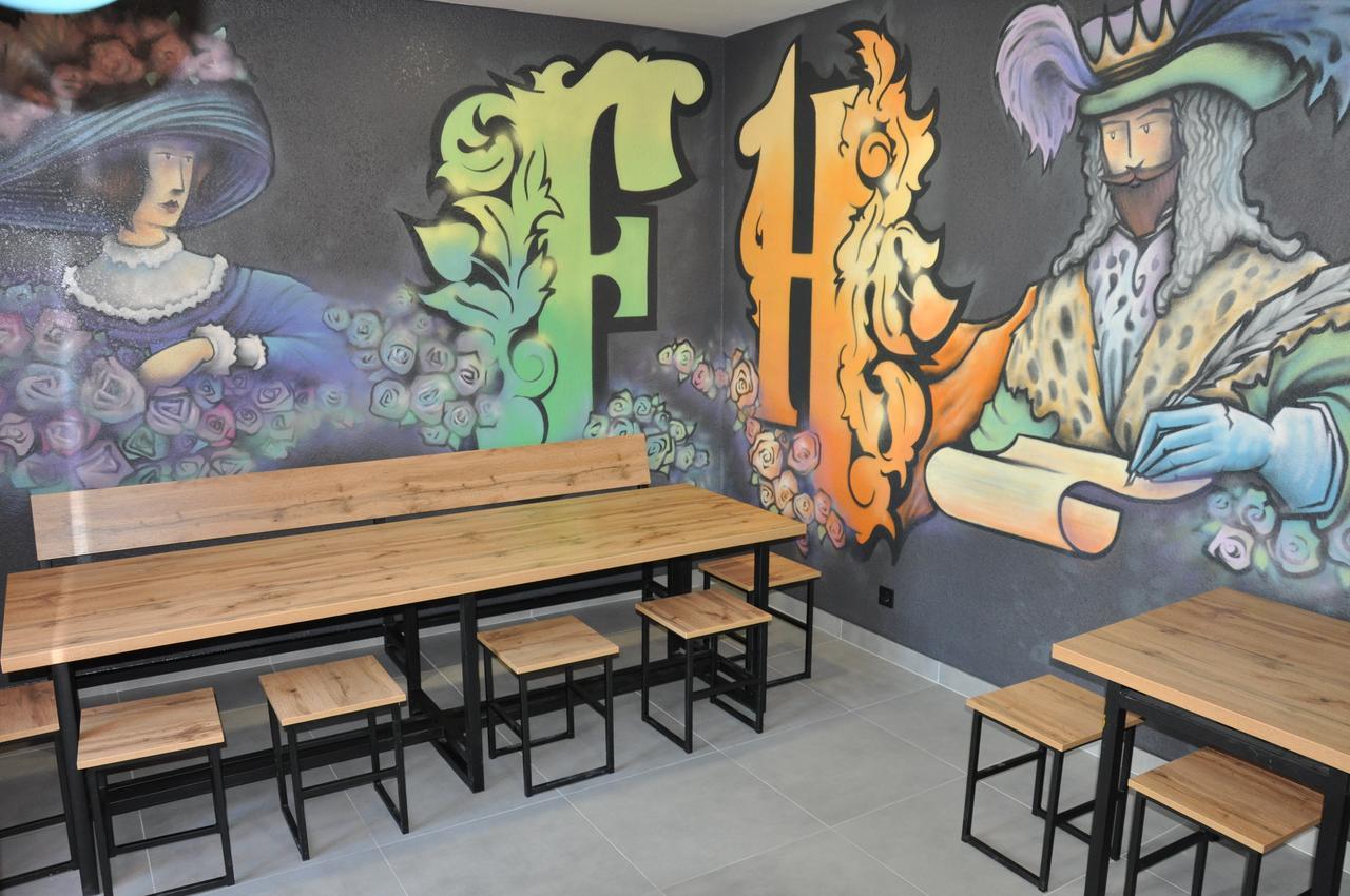 Full House Capsule Hostel Rivne Exteriör bild The interior of the restaurant