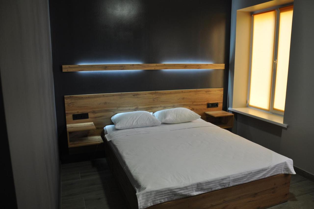 Full House Capsule Hostel Rivne Exteriör bild A bedroom