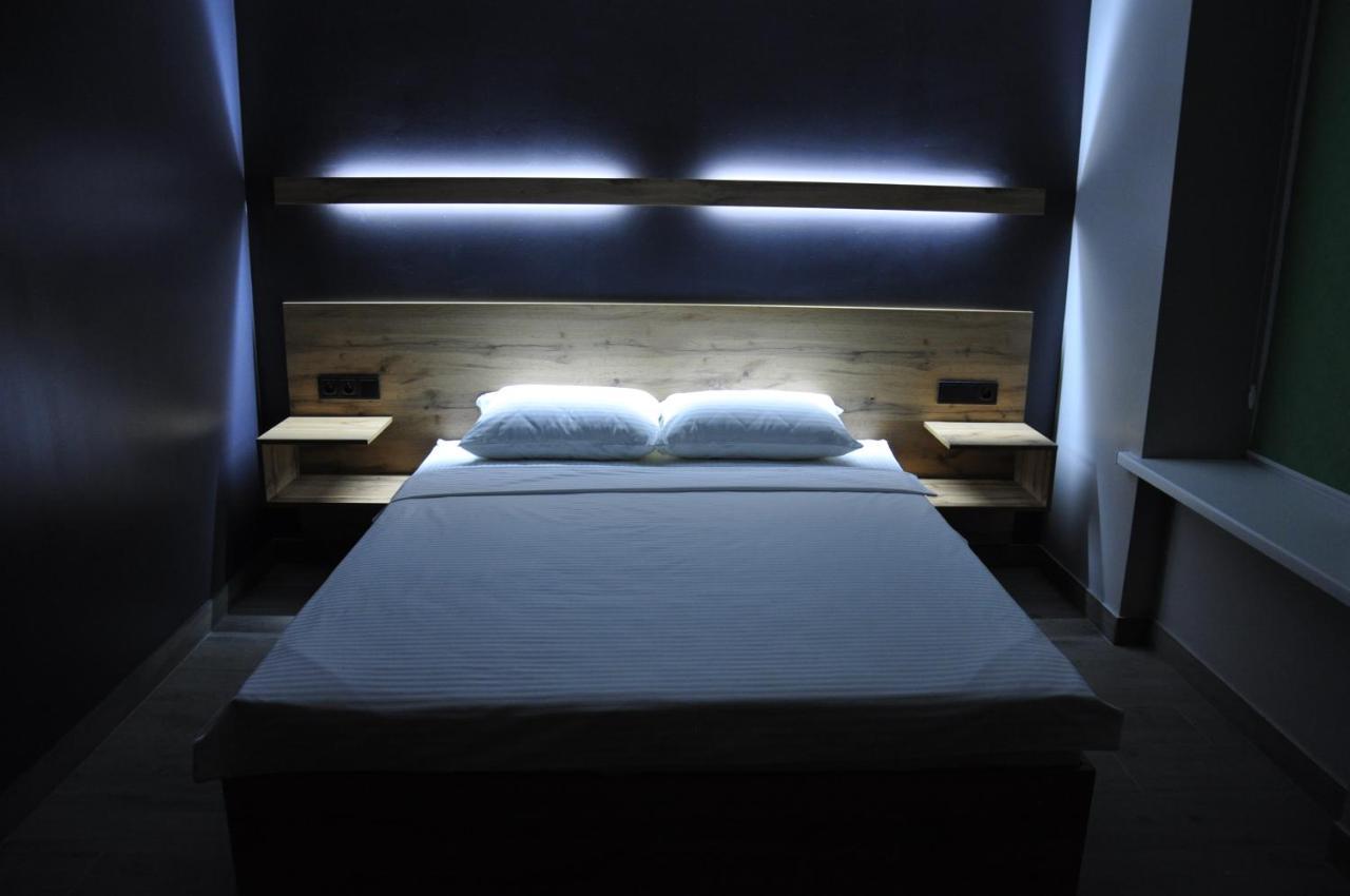 Full House Capsule Hostel Rivne Exteriör bild A bedroom