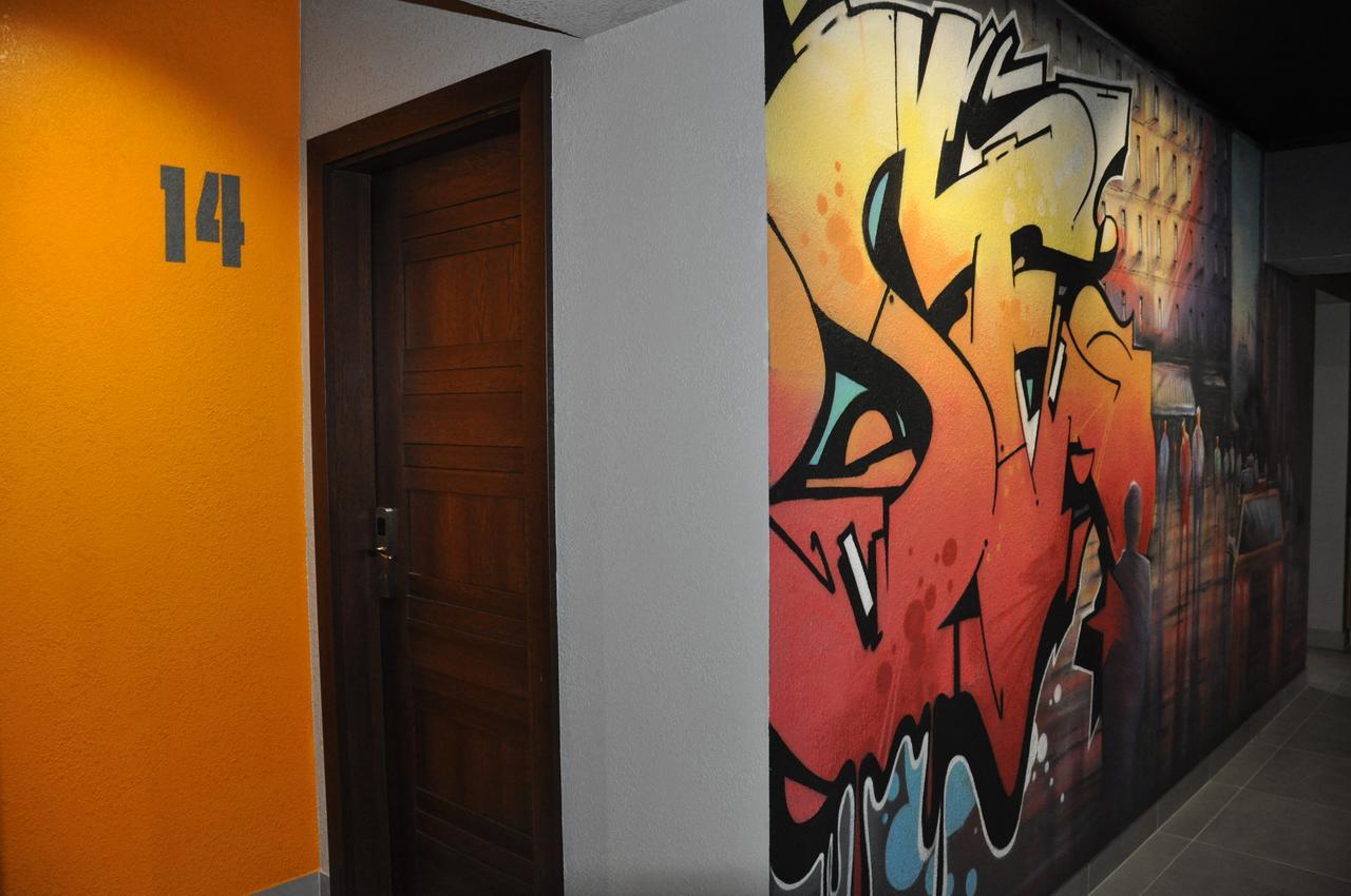 Full House Capsule Hostel Rivne Exteriör bild A graffiti-covered wall in a hotel in Warsaw, Poland