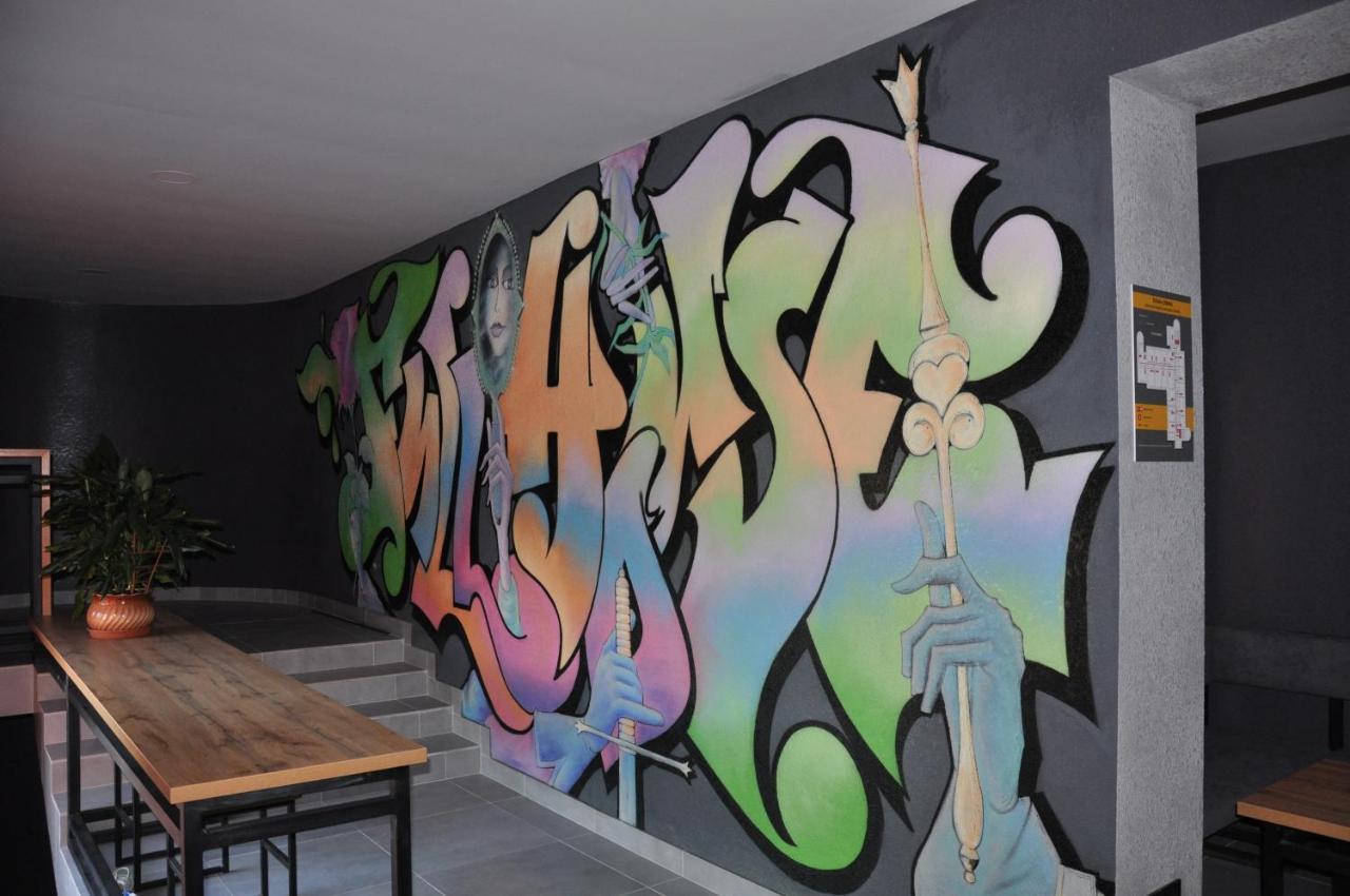 Full House Capsule Hostel Rivne Exteriör bild A piece by Aroe