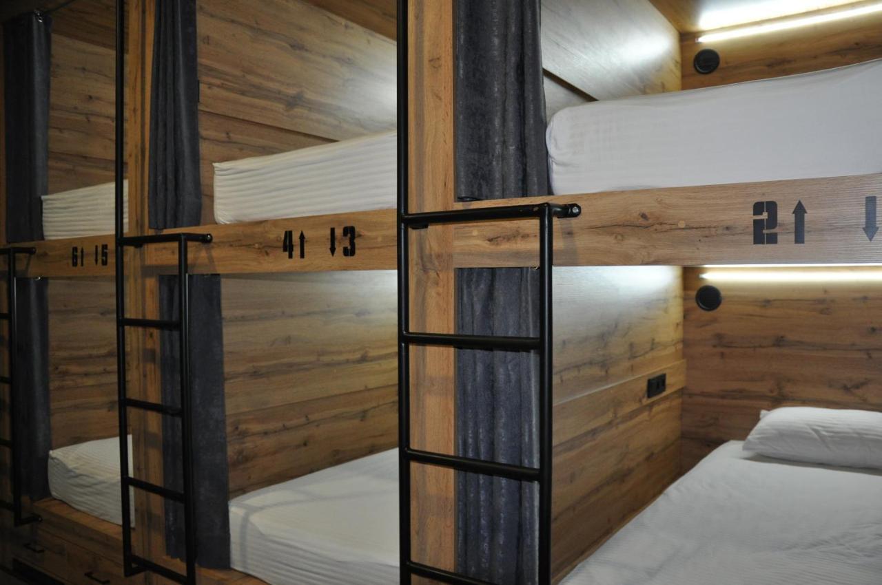 Full House Capsule Hostel Rivne Exteriör bild Hostel beds