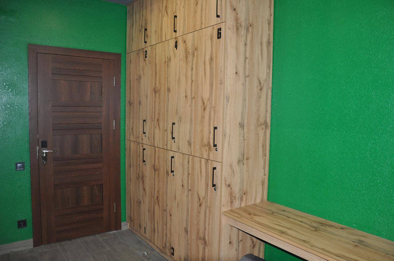 Full House Capsule Hostel Rivne Exteriör bild A locker room