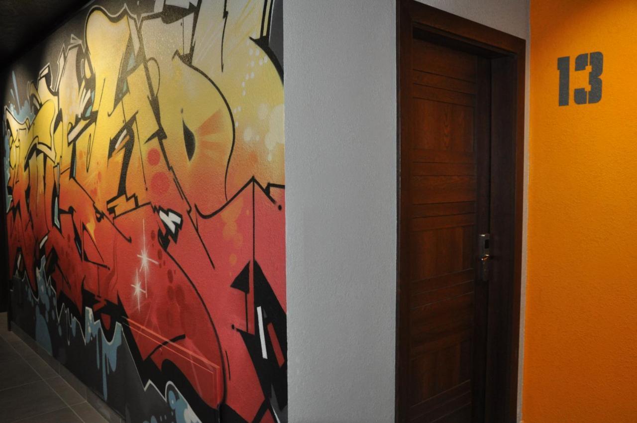 Full House Capsule Hostel Rivne Exteriör bild A door in the hostel