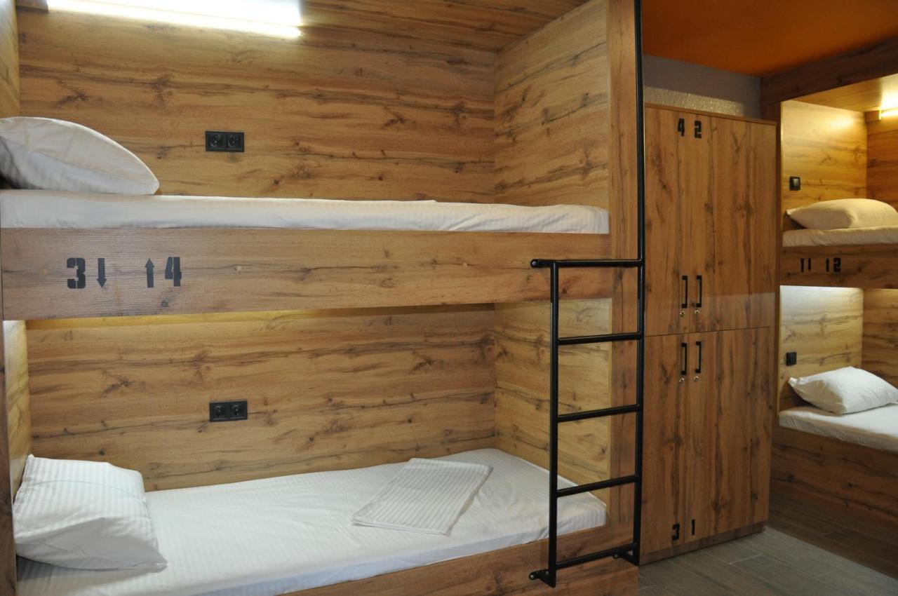 Full House Capsule Hostel Rivne Exteriör bild A typical bunk bed