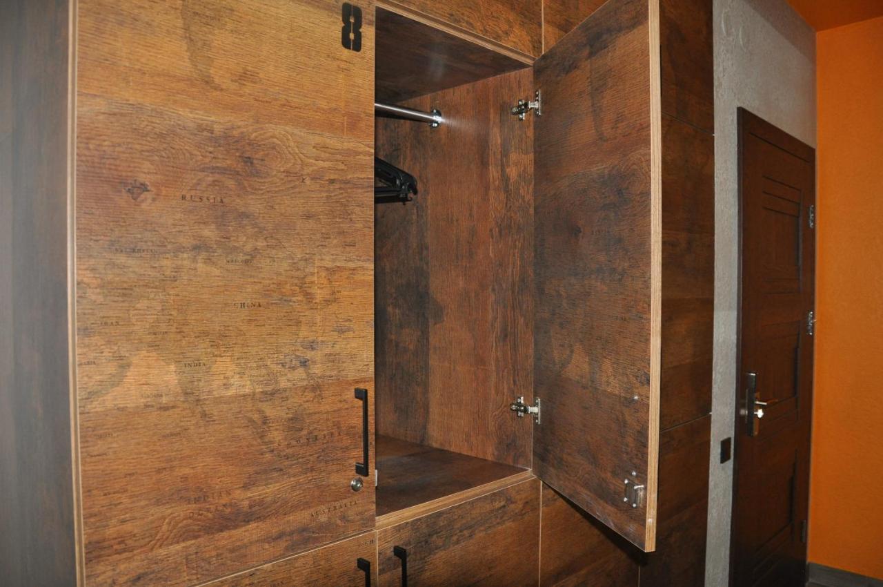 Full House Capsule Hostel Rivne Exteriör bild A wardrobe