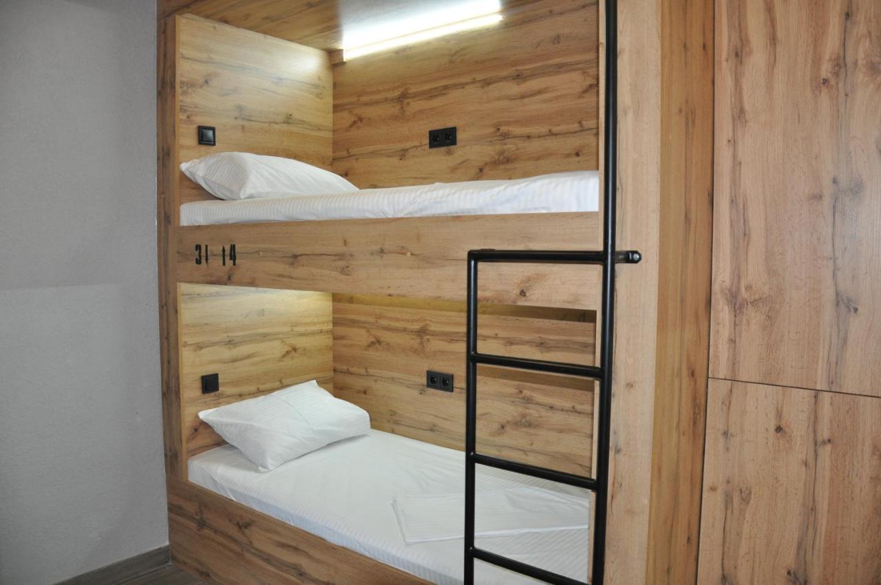 Full House Capsule Hostel Rivne Exteriör bild A bunk bed
