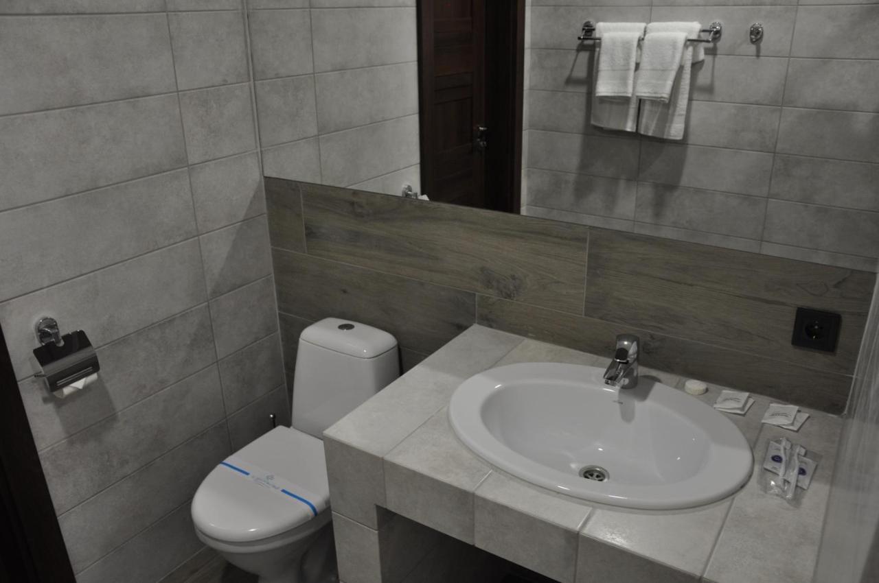 Full House Capsule Hostel Rivne Exteriör bild Bathroom