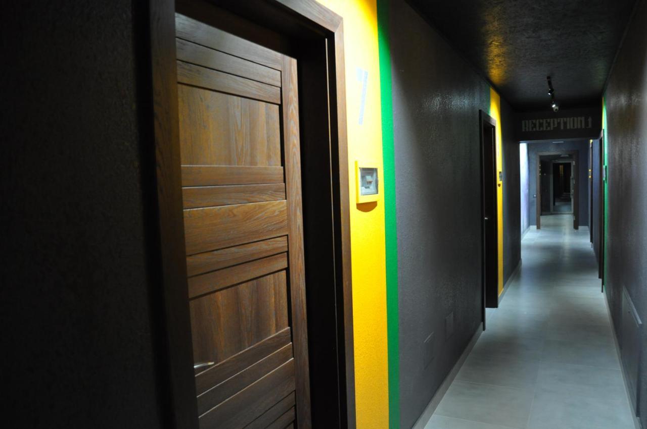 Full House Capsule Hostel Rivne Exteriör bild Corridor
